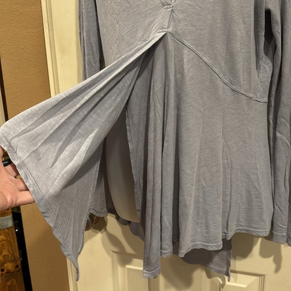 Wilt grey/lavender V-neck top. Sz Medium - Picture 4 of 8
